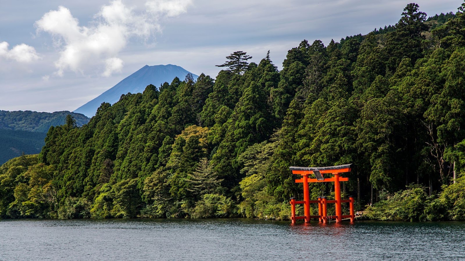 Best Vacation Spots for Couples - Hakone Japan